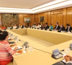 Vista general de la mesa de la reunión del Real Patronato